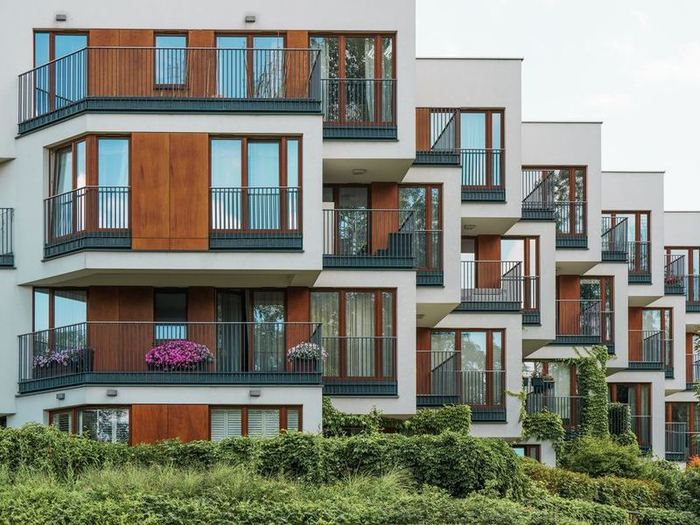 Symbolbild: modernes Wohnhaus mit Balkonen und Begrünung